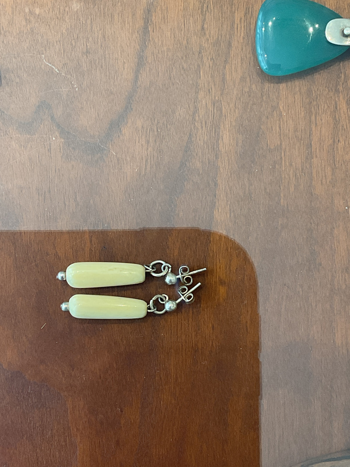 Unknown | White elongated earrings